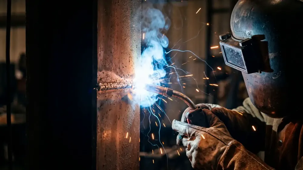 Schweißer MIG/MAG bei der Arbeit